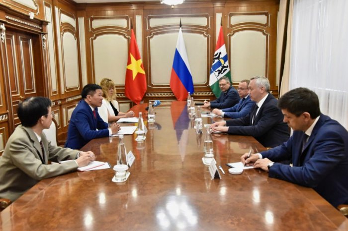 Новосибирский губернатор провел переговоры с генконсулом Вьетнама 