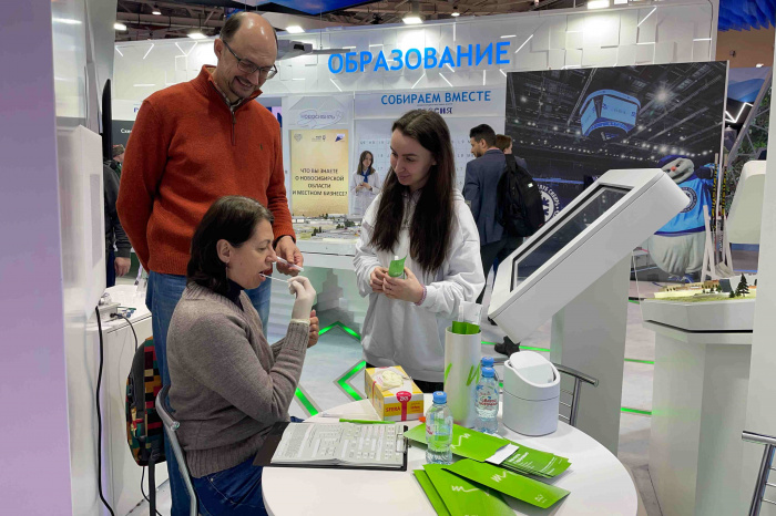 Проверить непереносимость лактозы и подышать в умный газоанализатор могут гости стенда Новосибирской области на выставке «Россия»