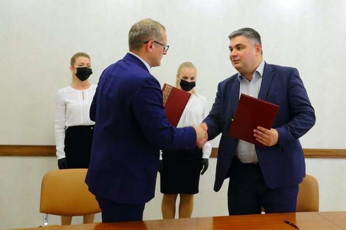 Минтруда Новосибирской области и центр "Мой бизнес" заключили соглашение по расширению мер содействия занятости населения