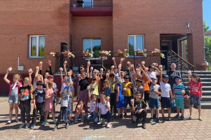 Новосибирские предприниматели поздравили детей в детском клубе Caritas 